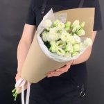 Моно из 5 белых эустом в крафте