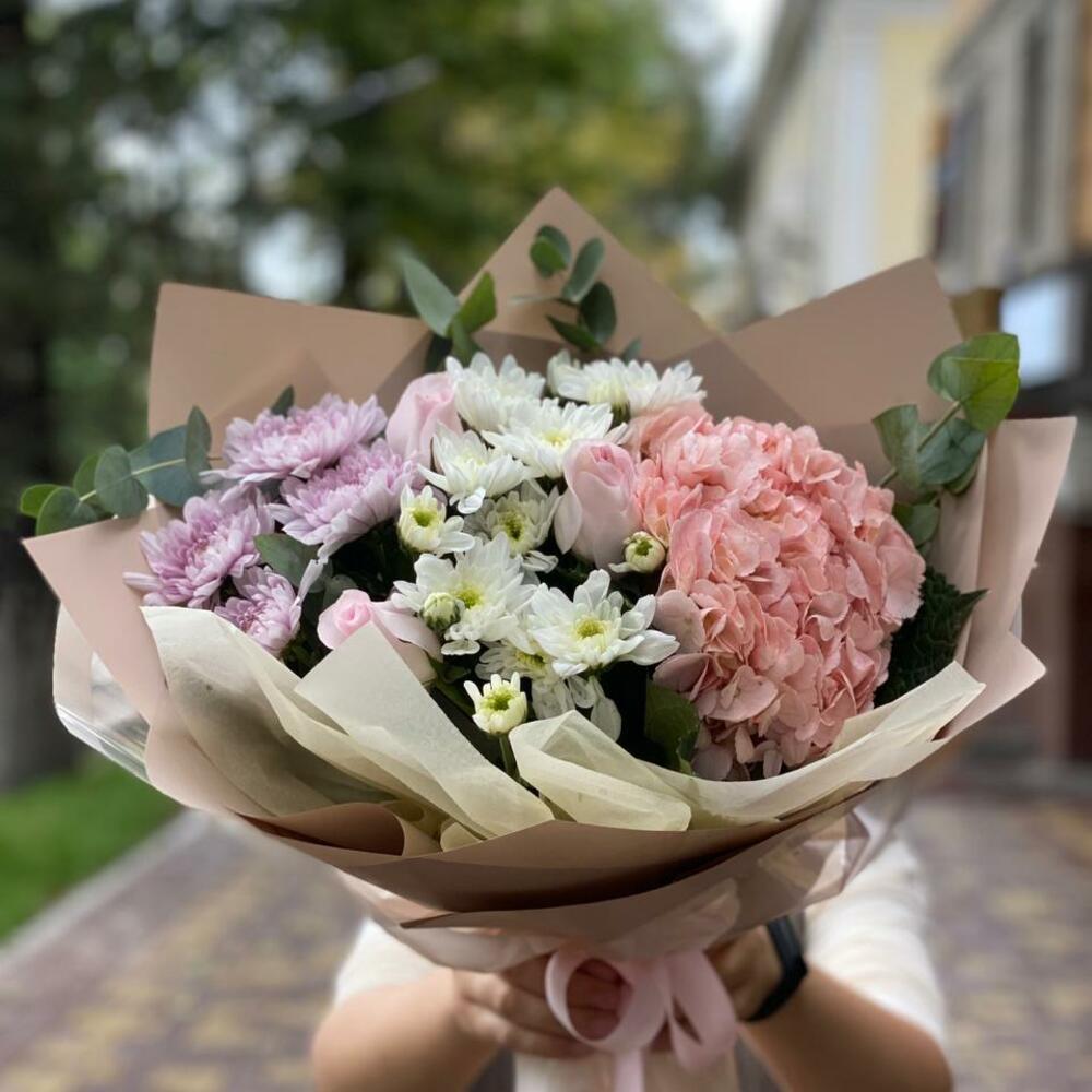 Букет их хризантем, роз и гортензии с эвкалиптом